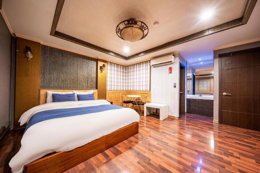 Sky Hotel Changwon Exterior photo