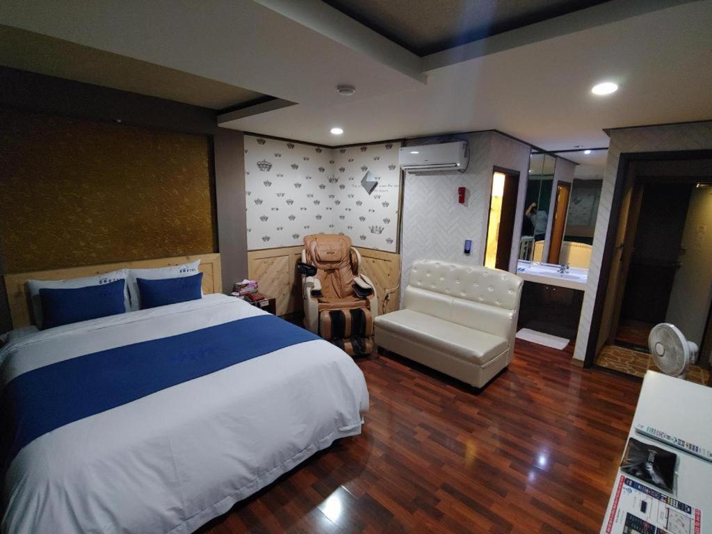 Sky Hotel Changwon Exterior photo